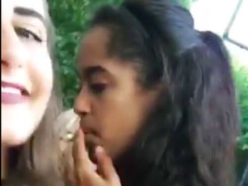 Sigaretta o spinello? Malia Obama pizzicata mentre fuma