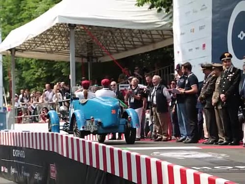 Mille Miglia, la partenza delle 450 "nobildonne a quattro ruote"