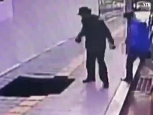 Si apre una voragine nel suolo: inghiottiti due passanti