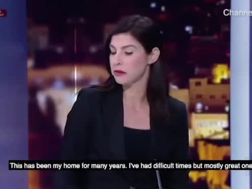 Giornalista in lacrime in tv in Israele: "Tg chiude"