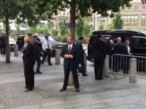 Malore a Ground Zero. E la Clinton si accascia