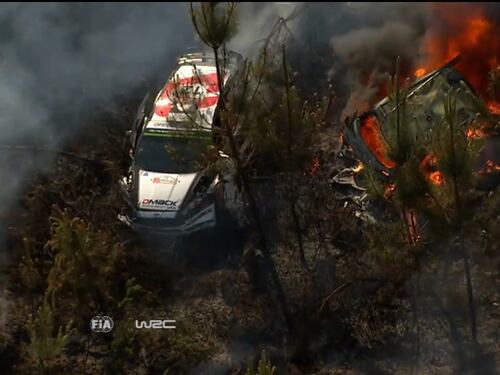 Portogallo, paura al rally: l'auto a fuoco nel bosco