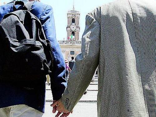 "A Milano 25 coppie di uomini hanno comprato bimbi"