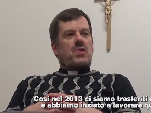 Berlino, all'interno della chiesa che battezza i profughi musulmani