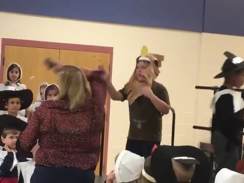 Usa, la maestra toglie dalle mani il microfono a un bambino autistico