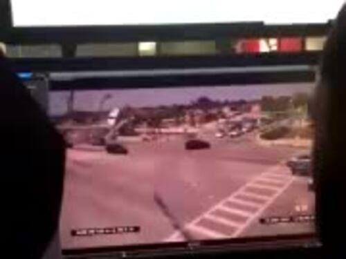 Il momento del crollo del ponte di Miami