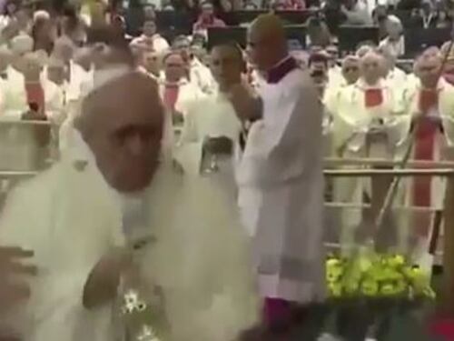 Cracovia, Papa Francesco inciampa e cade sull'altare