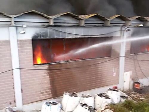 Pomezia, i vigili del fuoco al lavoro per spegnere il rogo