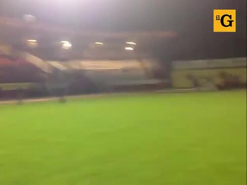 La squadra finisce in "B". Tifosi bruciano lo stadio