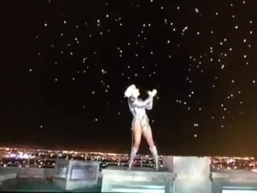 Lady Gaga canta God Bless America nell'halftime del SuperBowl