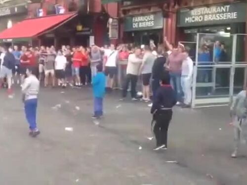 Tifosi lanciano monetine contro quattro bimbi rom