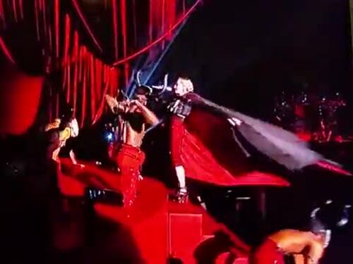 Madonna tradita dal mantello caduta rovinosa dal palco
