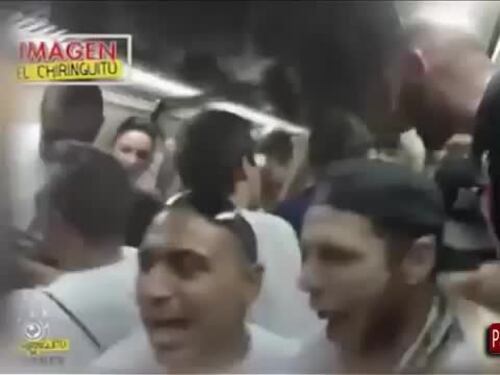 I tifosi della Juventus respingono un uomo di colore nella metro
