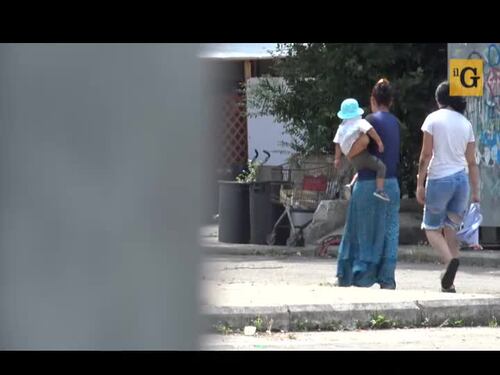 La protesta dei nomadi contro il divieto di parcheggiare nei campi