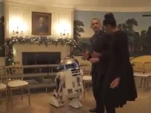 Gli Obama si scatenano con il robot di Star Wars