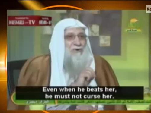 L'imam spiega agli islamici: "Così dovete picchiare le donne"