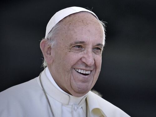 In ginocchio dal Papa per chiedere 'vuoi sposarmi?'