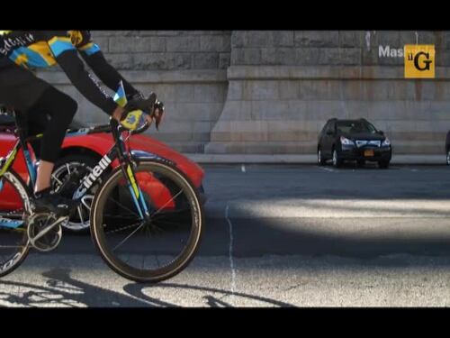 La bici sfida la McLaren 675LT...nel traffico di New York