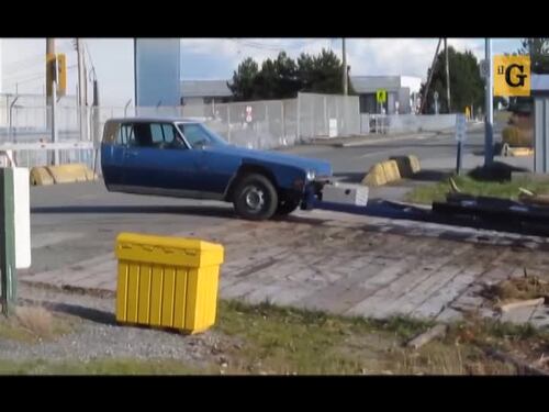 L'auto segata a metà funge da rimorchio