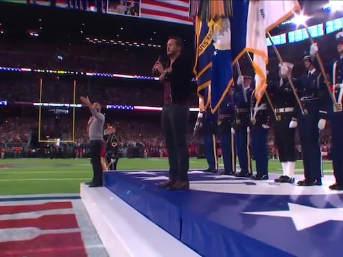 L'inno americano al SuperBowl 2017 cantato da Luke Bryan