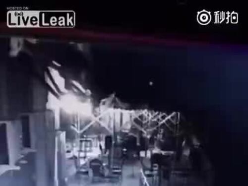Cina, marito getta la moglie del balcone