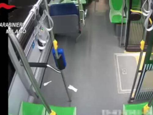 Autista aggredito sul bus reagisce e accoltella un ragazzino