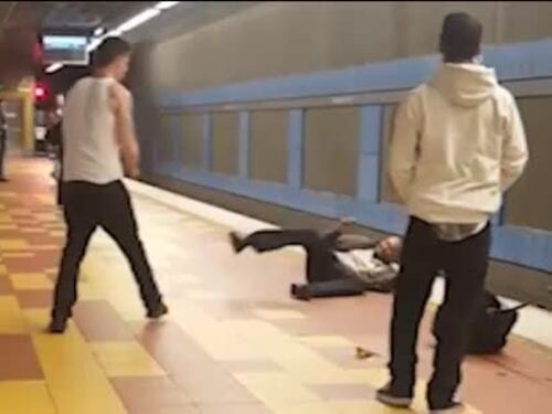 Los Angeles, la violenta aggressione ai danni di un barbone in metro