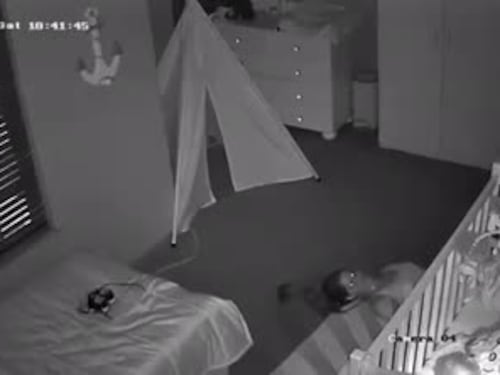 Madre striscia sul pavimento per non svegliare il figlio