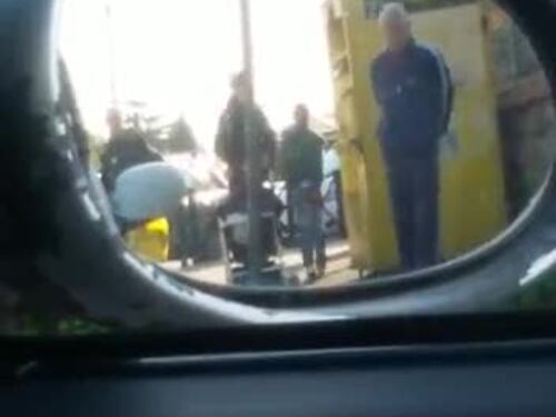 Roma, mamma aiuta il bambino a entrare nel cassonetto