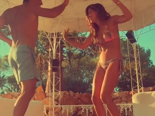 Belén più sexy che mai a Ibiza: tra balletti e tuffi in piscina