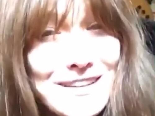 Carla Bruni rende omaggio a Bob Dylan cantando "Blowin in the wind"