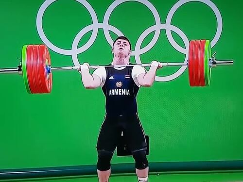 Rio, solleva 195 kg ma gli cede il braccio