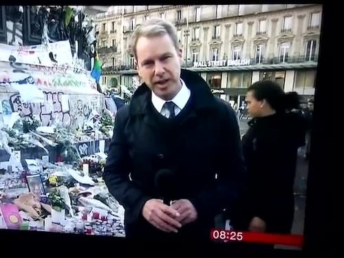 Parigi, il giornalista della Bbc si commuove in diretta