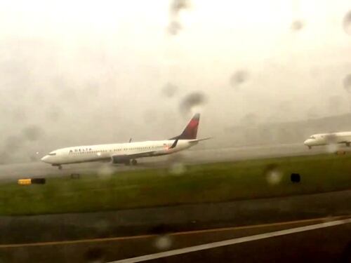 Atlanta, aereo colpito da fulmine: passeggero filma tutto