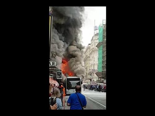 L'autobus Atac avvolto dalle fiamme in via del Tritone