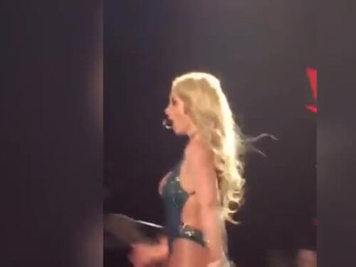 Britney Spears al concerto rimane in topless