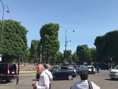 Auto contro polizia: chiusi gli Champs Elysées