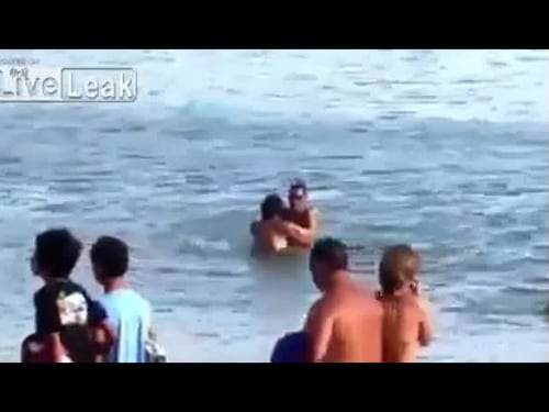Sesso in mare in mezzo ai bambini