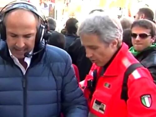 Bologna, l'inviato del Tg2 spintonato via dai barellieri