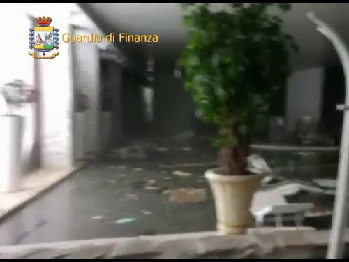 Le immagini all'interno dell'hotel di Rigopiano