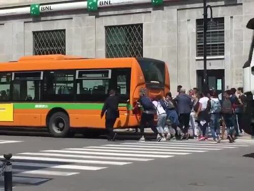 Il bus non parte: i passeggeri lo spingono