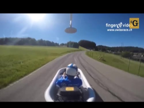 Hannes Roth, il pilota che guida anche le vasche da bagno