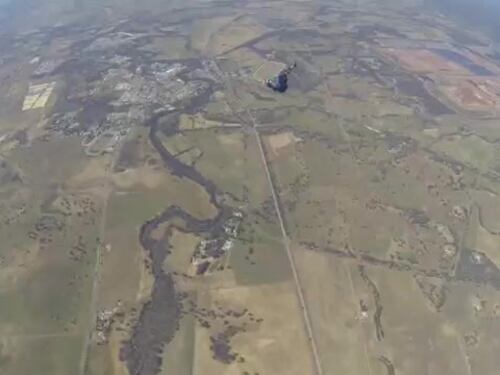 Sviene in volo. L'istruttore gli apre il paracadute e lo salva