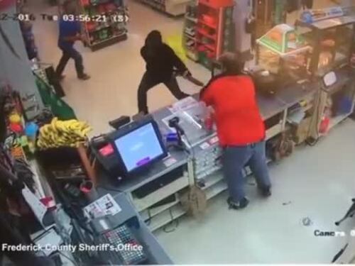 Usa, commesso-eroe disarma il rapinatore afferrando l'arma a mani nude