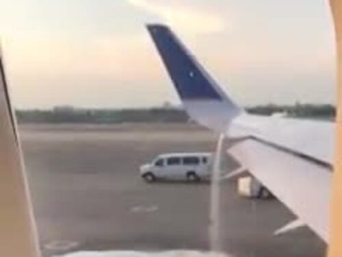 Due sposini segnalano guasto sull'aereo, United Airlines li fa abbandona a terra