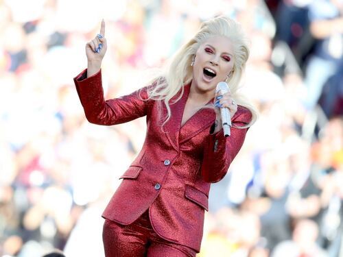 Lady Gaga canta l'inno americano al Super Bowl