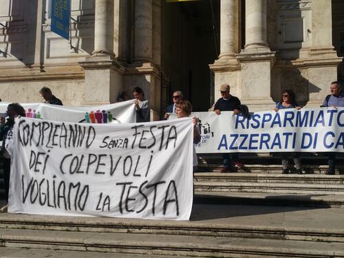 Risparmiatori in piazza: "Renzi, ci ridia i nostri soldi"