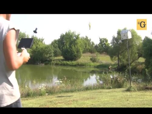 Pesca nel lago usando il drone al posto della canna