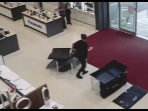 Il terrore di qualsiasi negoziante: un uomo per sbaglio distrugge 4 televisori in un colpo solo