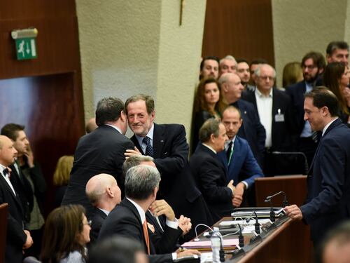 Milano, i grillini "rubano" la tessera di Mantovani